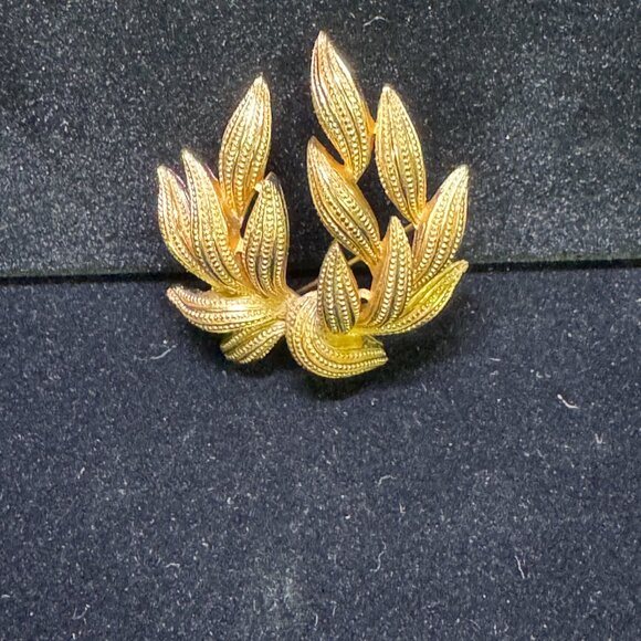 2 vtg Trifari Broochs Pins gold tone brushed textured Elegant Evening  - JW1475 - Picture 12 of 14